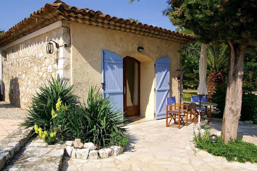 Le Mas Shabanou Bed & Breakfast Roquefort-les-Pins Exterior photo