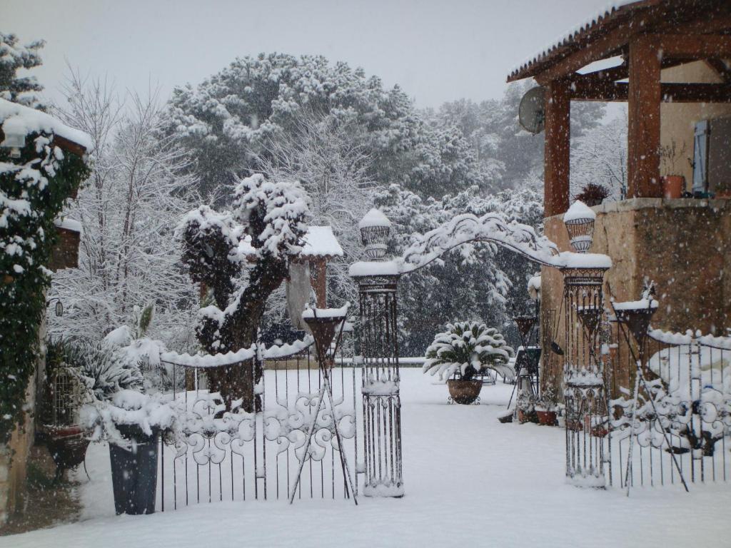 Le Mas Shabanou Bed & Breakfast Roquefort-les-Pins Exterior photo