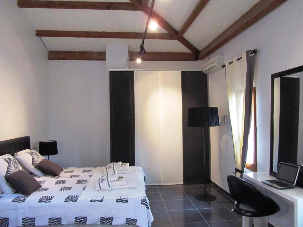 Le Mas Shabanou Bed & Breakfast Roquefort-les-Pins Exterior photo